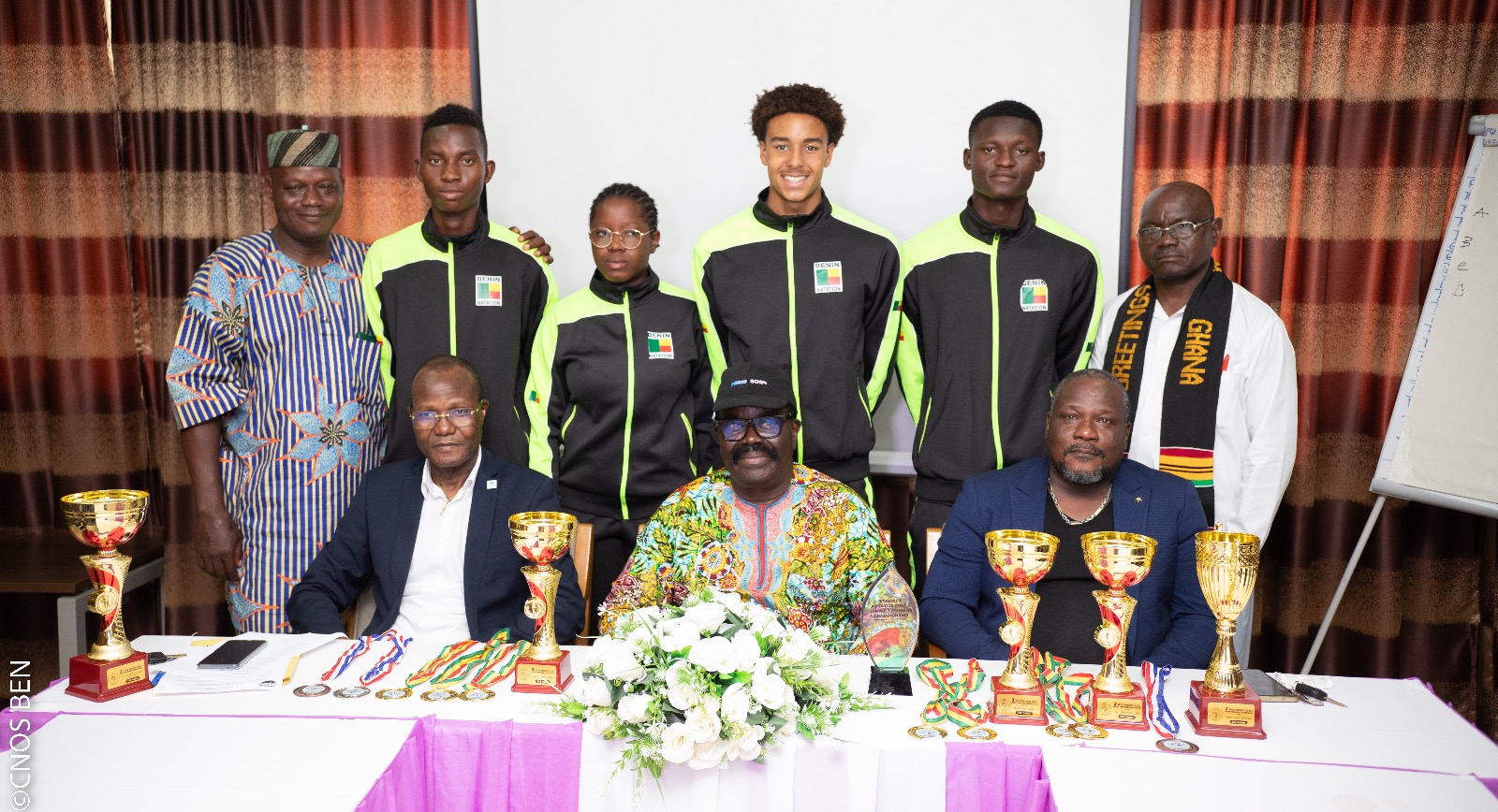 You are currently viewing Natation – 3e Championnats d’Afrique Juniors Zone 2: Les nageurs et les responsables reçoivent des félicitations de la part du président du Cnos-Ben