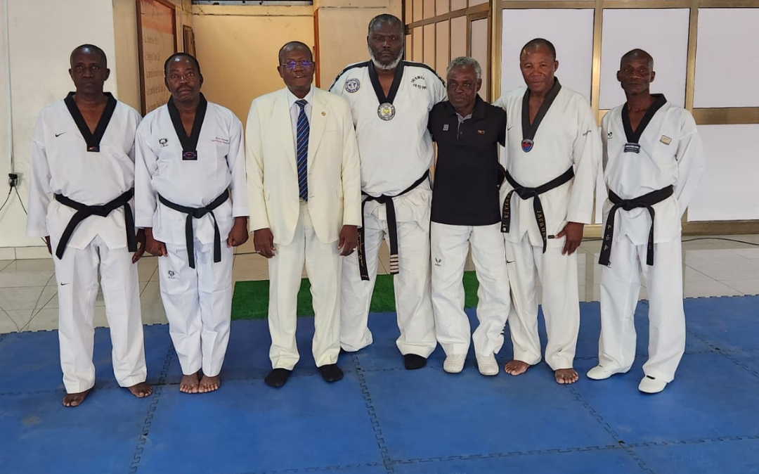 You are currently viewing Taekwondo – Examen de passage de grade supérieur du 6e Dan kukkiwon : Le Président Victorien Kougblénou ravi