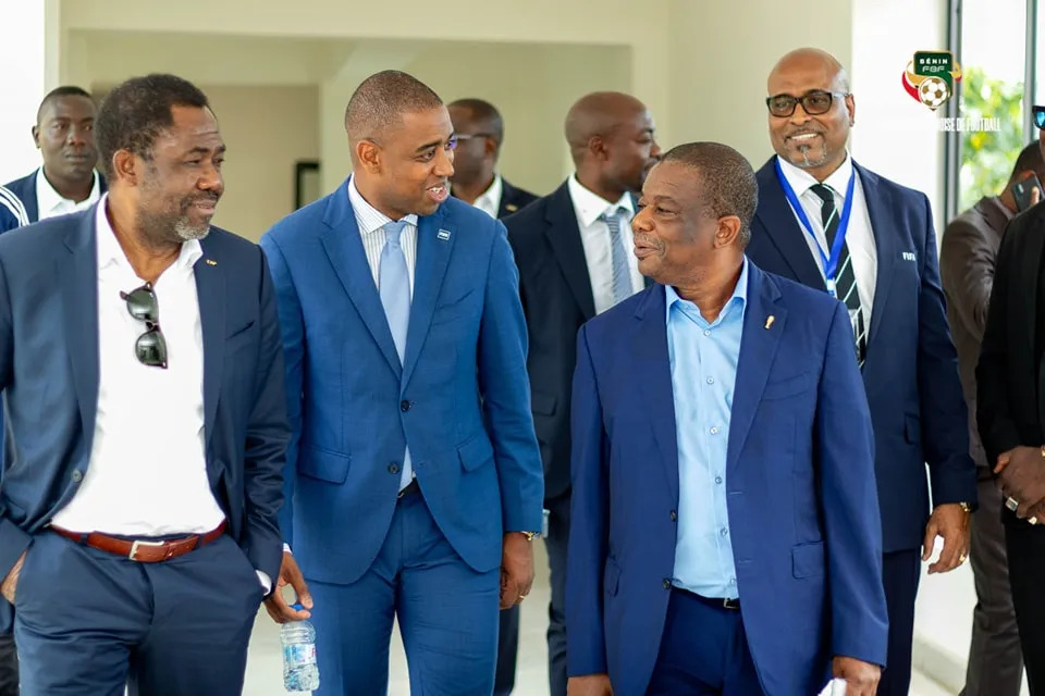 You are currently viewing Le Président Mathurin de Chacus et une délégation de la FIFA visitent le Centre d’excellence de football de Missérété