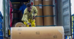 Lire la suite à propos de l’article Handball – Développement : l’Ihf fait don d’un Taraflex à la Fédération béninoise