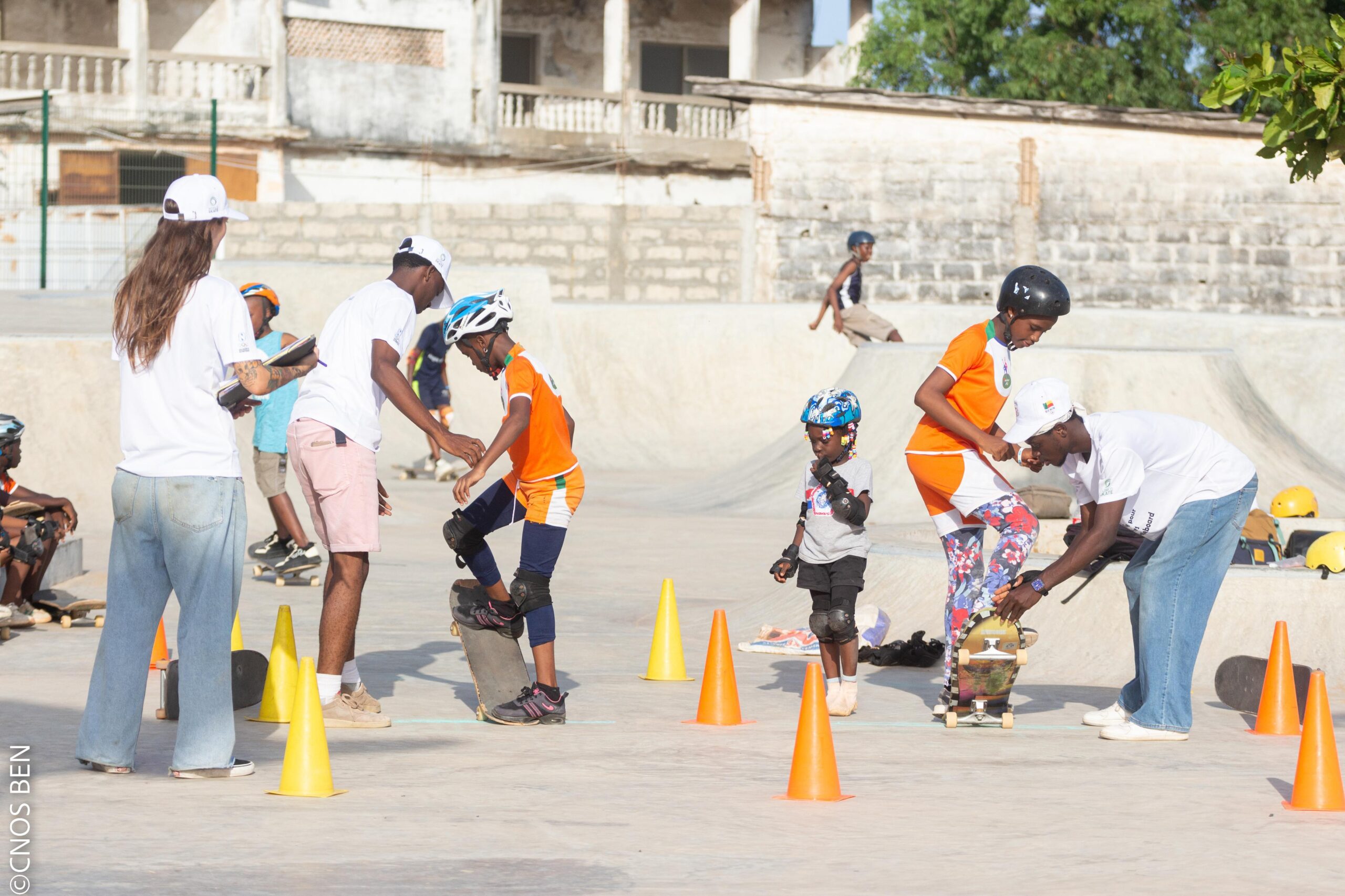 Lire la suite à propos de l’article Le Bénin forme ses premiers moniteurs de skateboard avec le soutien du CNOS BEN