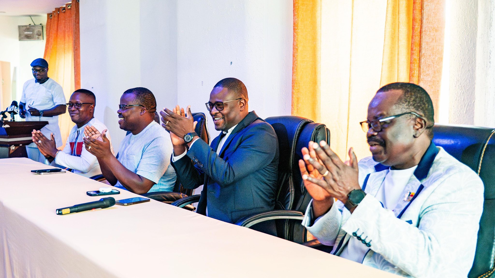 You are currently viewing Jeux Scolaires Africains 2025 : Benoît Dato et Julien Minavoa dopent les jeunes athlètes béninois