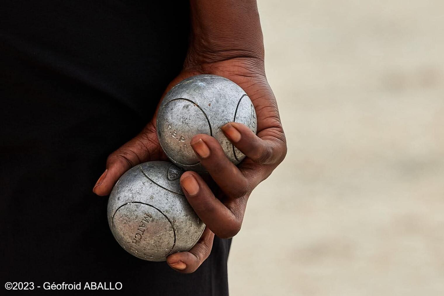You are currently viewing La Nocturne de Pétanque 2025 : le Bénin célèbre son indépendance autour du cochonnet