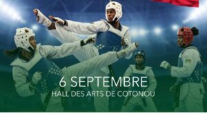 Lire la suite à propos de l’article Le taekwondo béninois se met en ordre de bataille pour l’édition 2025 de son championnat national qui a été lancée, ce samedi 06 septembre 2025. Une compétition particulière qui marque la 40e édition d’un rendez-vous devenu incontournable dans le calendrier sportif national.  Cette édition, qui a débuté ce 7 septembre, s’annonce relevée, grâce aux efforts consentis dans les différentes ligues par les responsables techniques spécialement formés pour élever le niveau des athlètes à la base. Le public peut donc s’attendre à des combats de haute facture, avec de jeunes talents bien préparés et déterminés à s’imposer. Plus de 300 athlètes en lice Au total, près de 300 combattants issus de toutes les Ligues du pays sont attendus sur les tatamis. Le championnat sera disputé dans trois catégories d’âge : cadets, juniors et séniors, avec deux grandes disciplines au programme : Kyorugui (combat corps à corps), avec plus de 30 catégories masculines et féminines ; Poomsae (combat imaginaire contre plusieurs adversaires), avec plus de 5 catégories ouvertes chez les hommes comme chez les dames. Un championnat sous le signe de la fierté Avant le coup d’envoi des hostilités, les taekwondoïstes béninois présenteront au public les médailles conquises au championnat d’Afrique et à l’Open Naija International, symboles du dynamisme et du rayonnement croissant de la discipline. La Fédération Béninoise de Taekwondo entend faire de cette 40e édition une véritable fête sportive, qui alliera compétition, spectacle et célébration des performances. Rendez-vous est donc pris pour vivre intensément ce championnat qui, au fil des ans, a contribué à forger l’élite du taekwondo national.