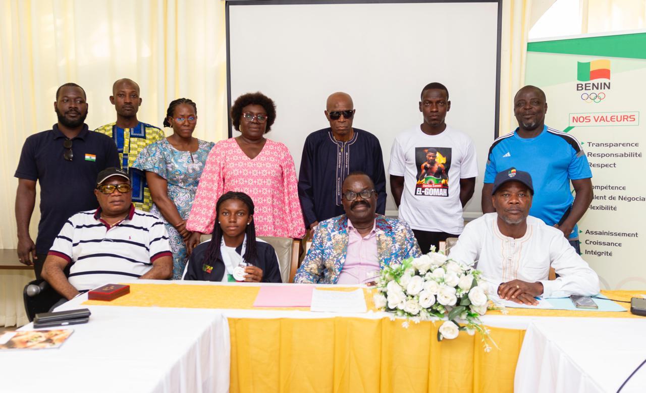 Lire la suite à propos de l’article Jeux africains de la jeunesse Angola 2025 : La médaille d’Élisabeth Salanon officiellement présentée au président du Cnos Ben