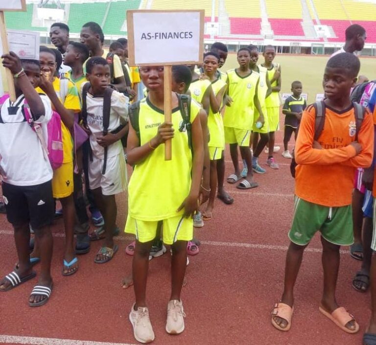 Athlètes de l’AS Finances lors des Interclubs d’athlétisme au stade Mathieu Kérékou