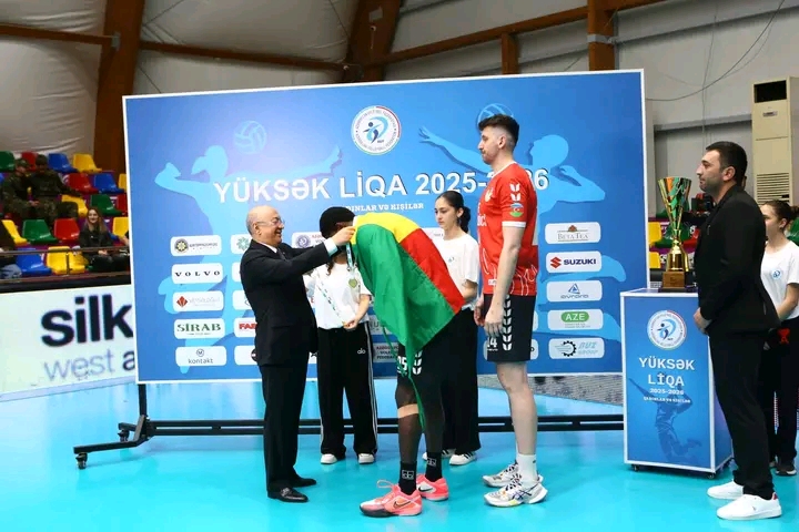 Lire la suite à propos de l’article Volleyball – Yüksek liqa :Daoudou Yacoubou, une saison dorée entre sacre national et exploit mondial !