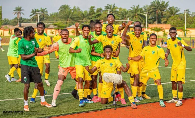 SOBEMAP FC champion du Bénin célébrant son premier titre de Celtiis Ligue Pro 1 avec Mathias Déguénon